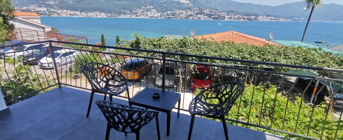 Apartment with Balcony & Sea View